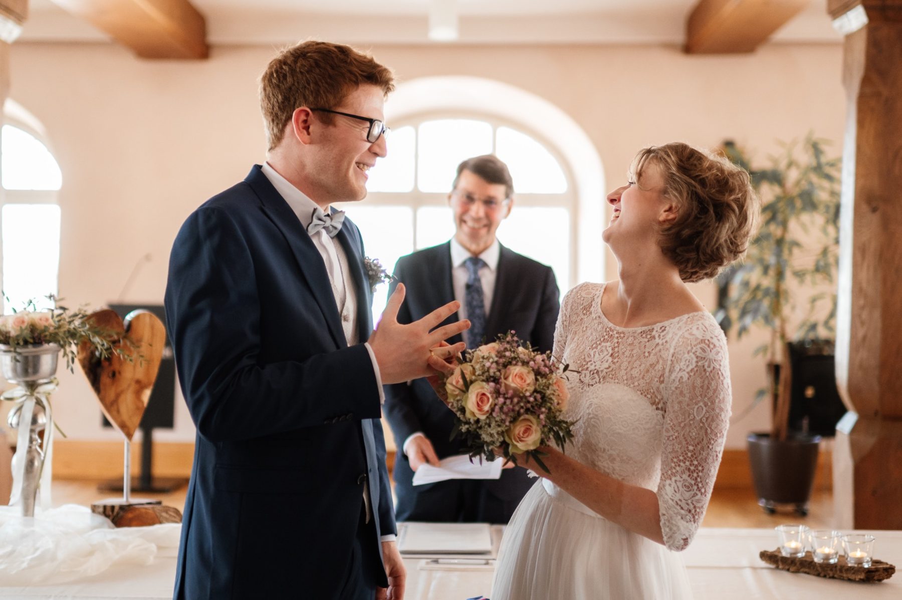 Detailaufnahme der Hände von Clara und Andreas bei ihrer Hochzeit in Ettenheim