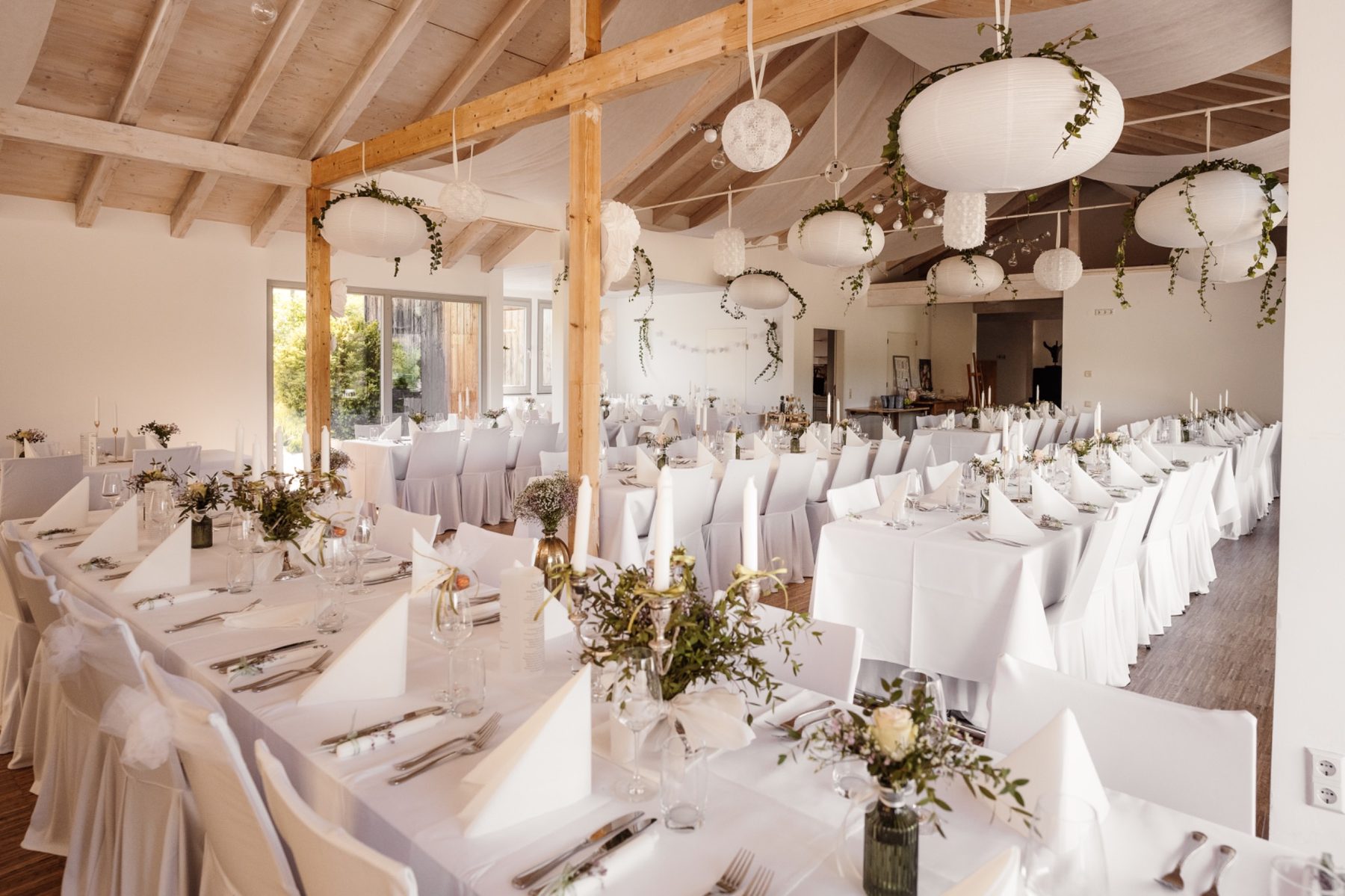 Innige Geste zwischen Clara und Andreas bei ihrer Hochzeit in Ettenheim