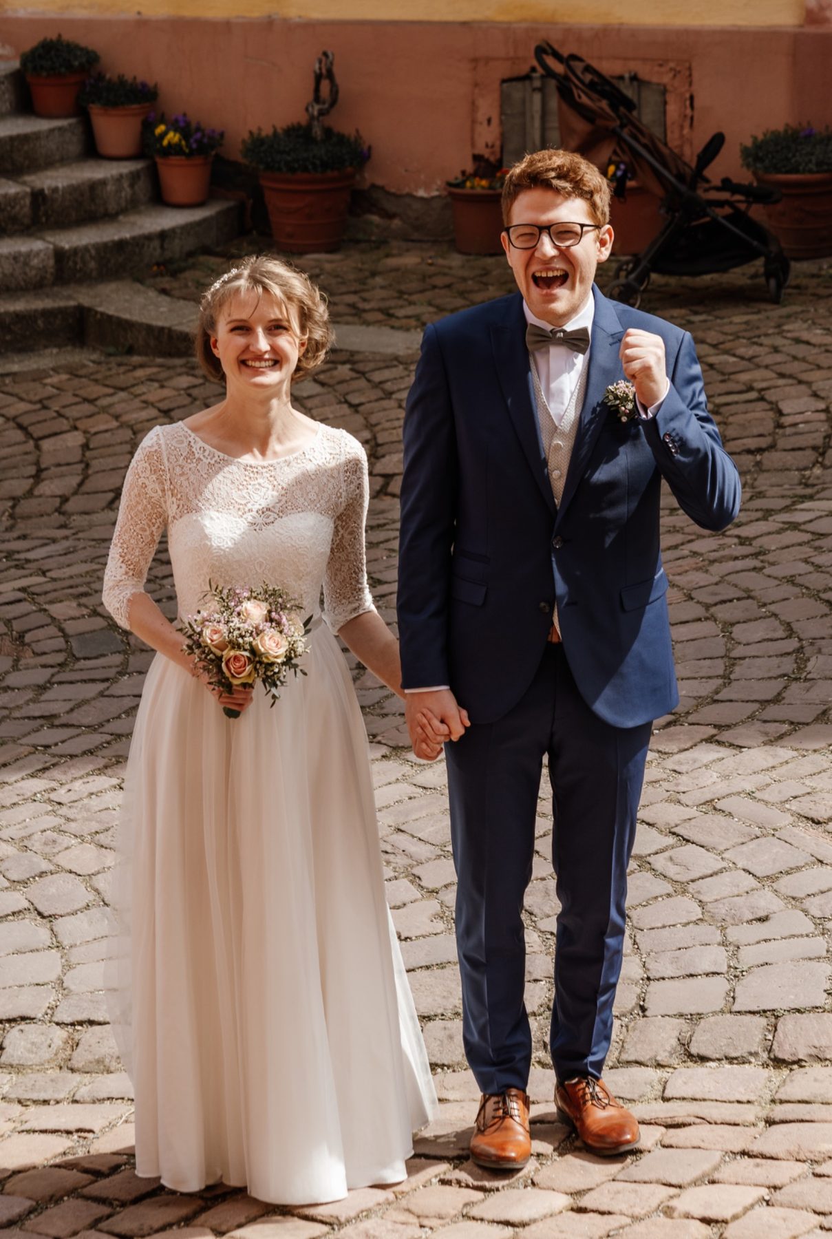 Ausgelassene Freude: Clara und Andreas feiern ihre standesamtliche Trauung vor dem Rathaus Ettenheim