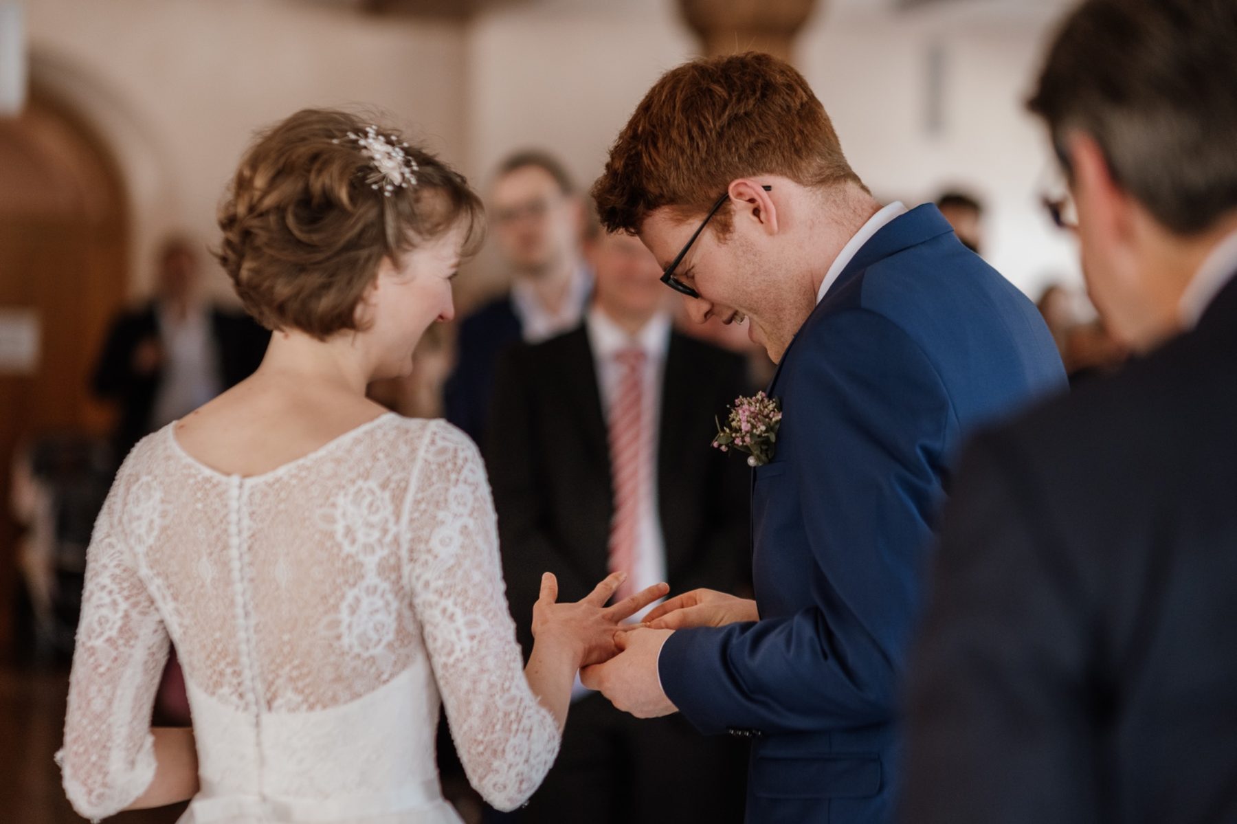 Zärtlicher Moment zwischen Clara und Andreas bei ihrer Hochzeitsreportage in Ettenheim