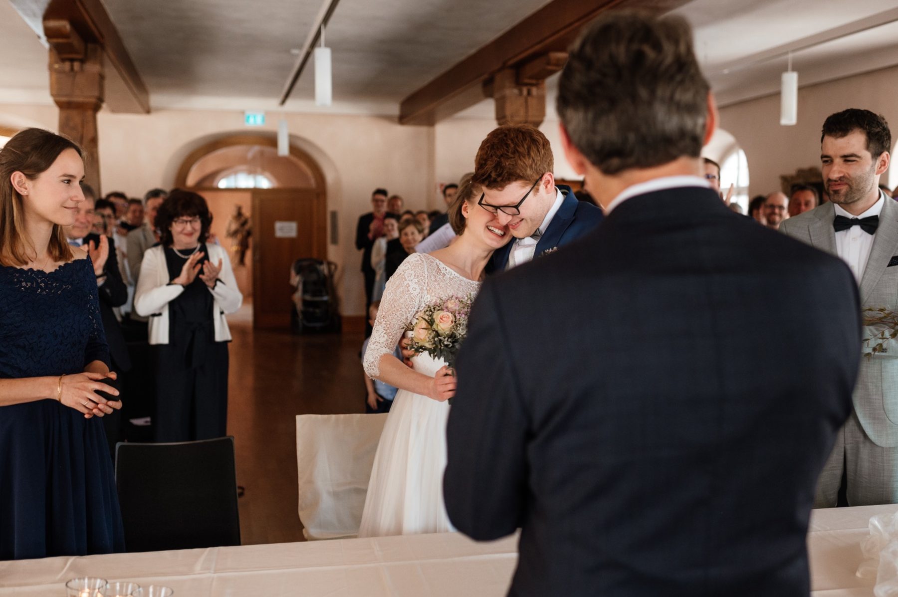 Clara und Andreas lachen gemeinsam bei ihrem Hochzeitsshooting in Ettenheim
