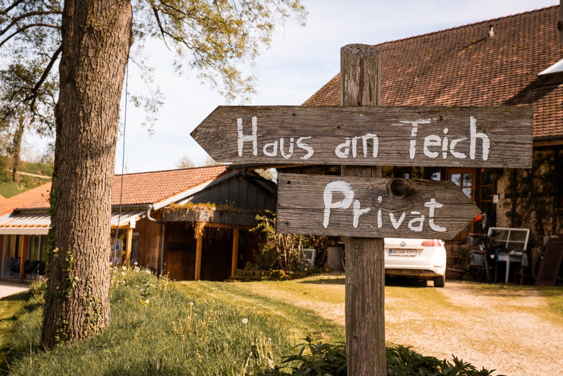 Clara und Andreas lachen ausgelassen bei ihrer Hochzeitsfeier im Haus am Teich