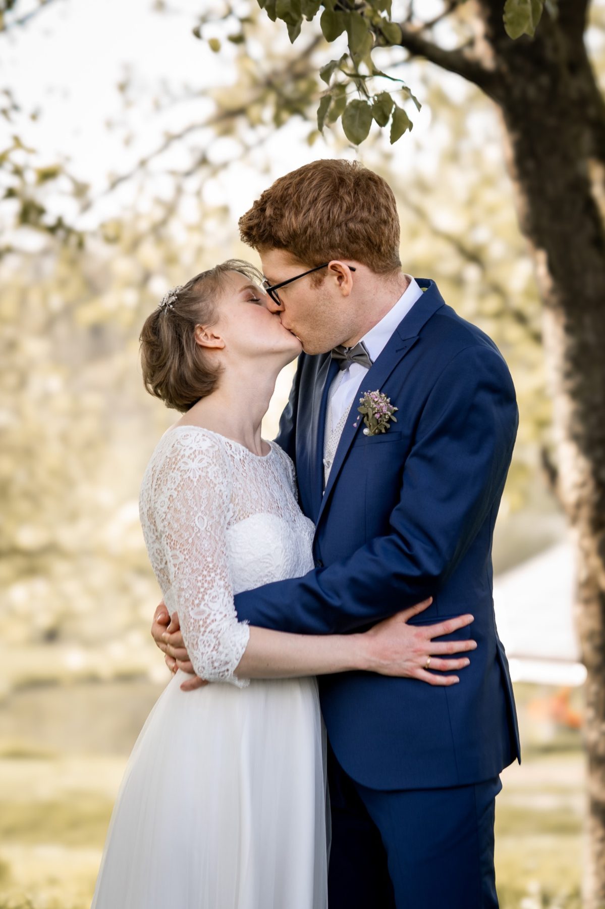 Stimmungsvolles Nachtfoto von Clara und Andreas bei ihrer Hochzeitsfeier im Haus am Teich