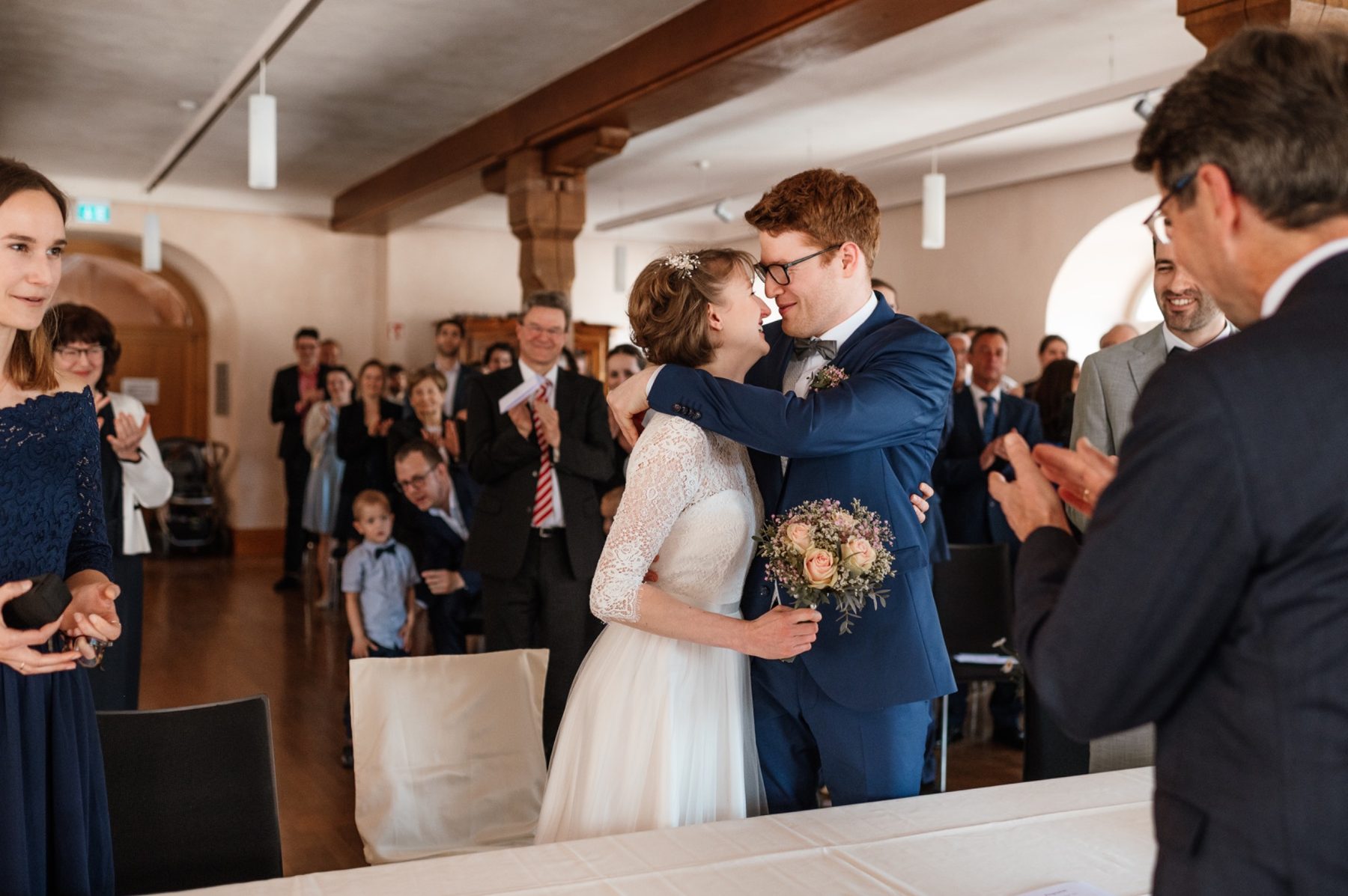 Natürliches Brautpaarportrait von Clara und Andreas bei ihrer Hochzeit in Ettenheim