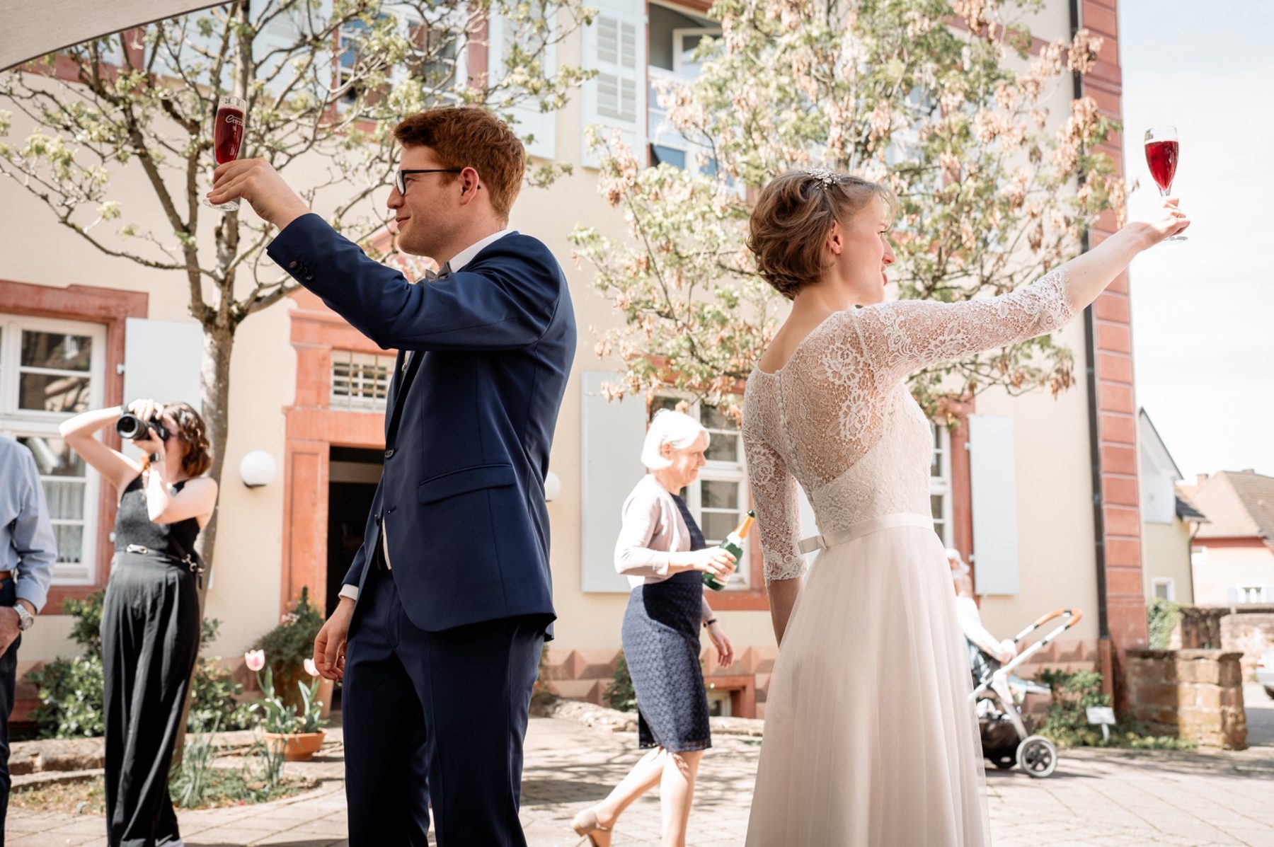 Stimmungsvolles Portrait von Clara und Andreas bei ihrer Hochzeitsfeier im Haus am Teich