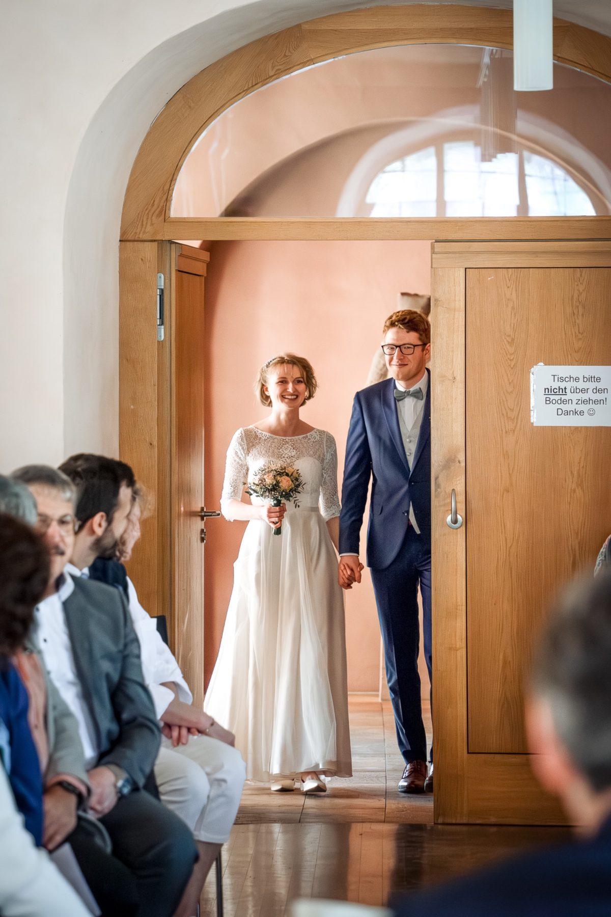 Clara und Andreas betreten strahlend den Trausaal im Rathaus Ettenheim