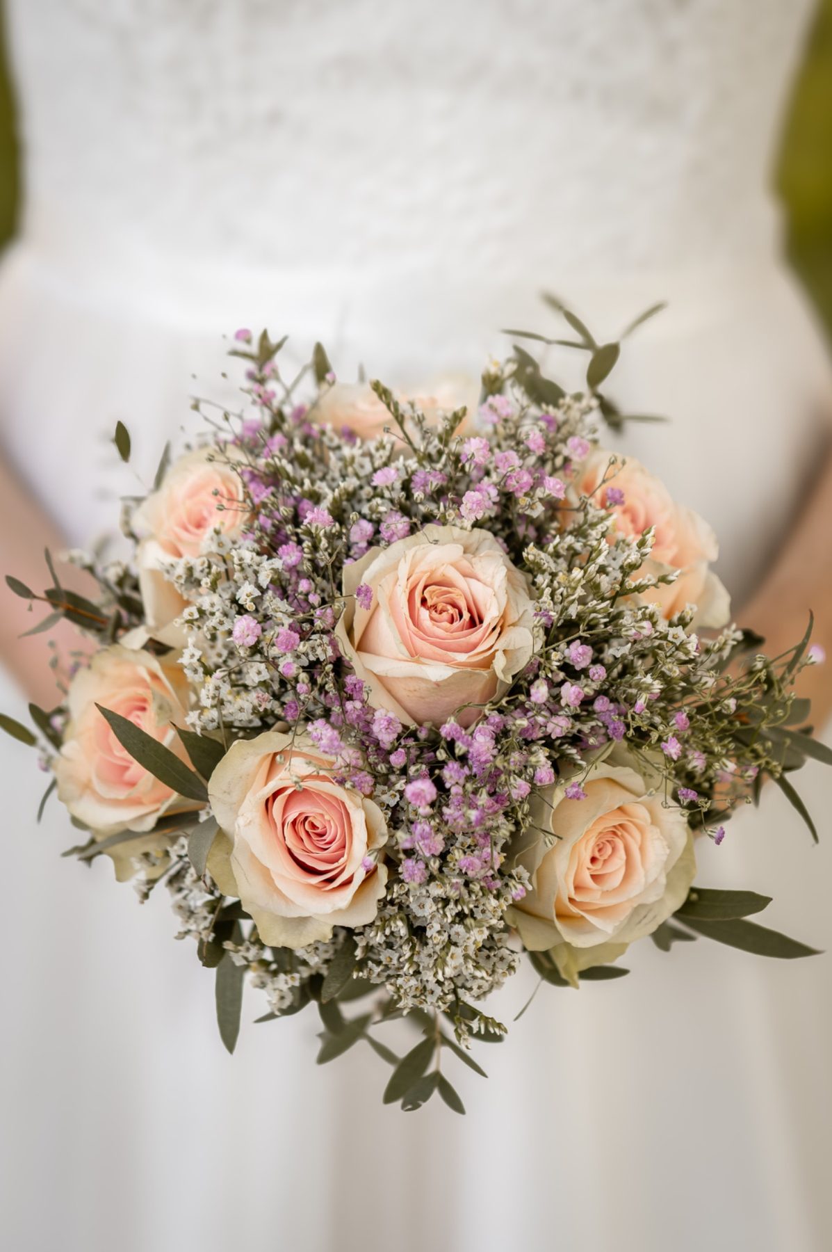 Hochzeitsgäste feiern ausgelassen bei der Hochzeit von Clara und Andreas im Haus am Teich