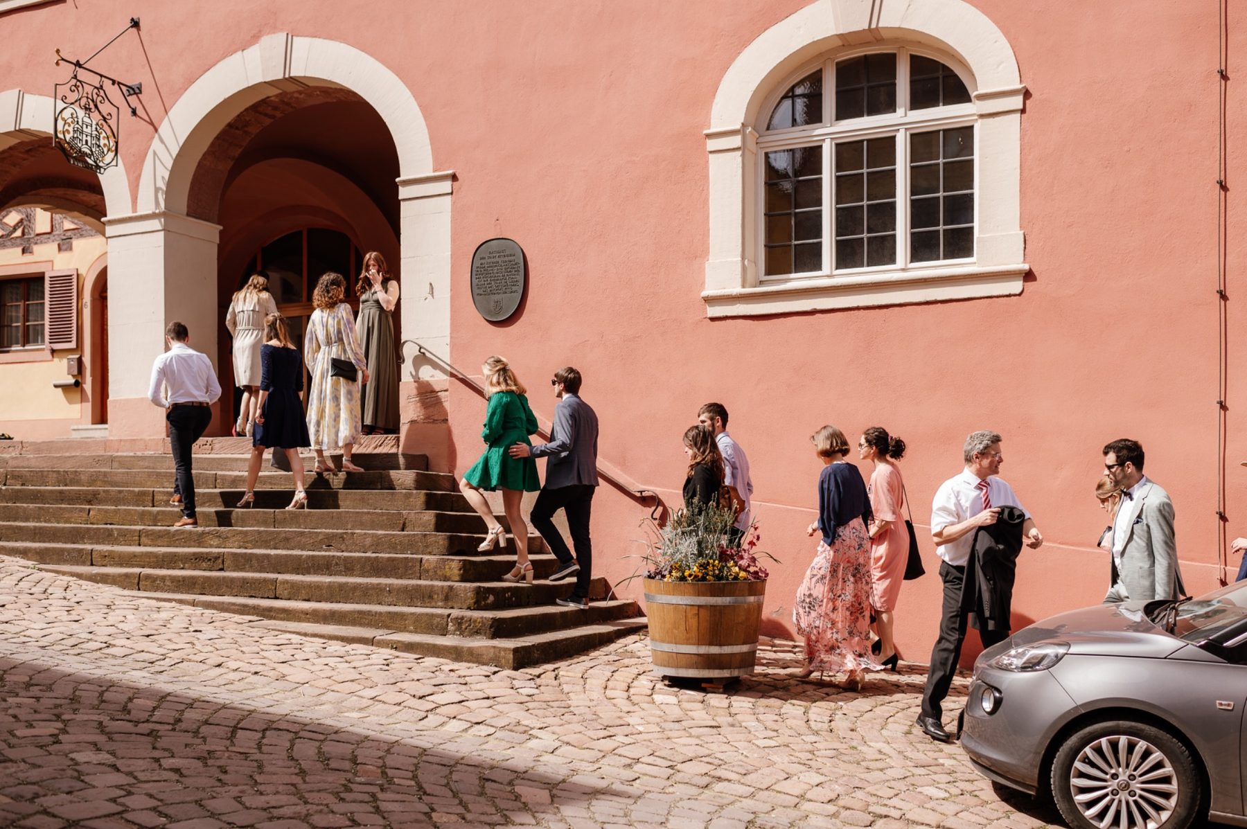 Hochzeitsgäste betreten das Rathaus Ettenheim zur standesamtlichen Trauung von Clara und Andreas