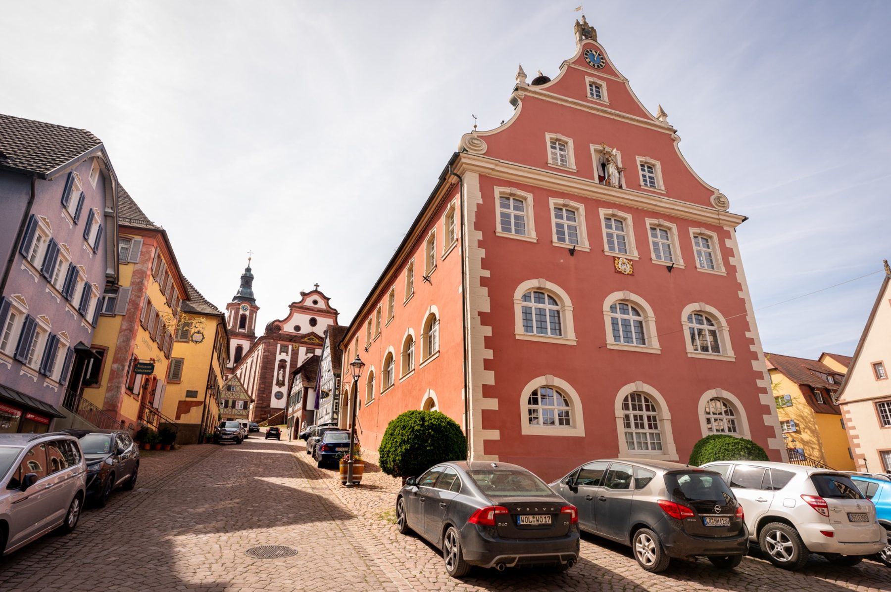 Blick auf das Rathaus Ettenheim mit der historischen Altstadt und Kirche im Hintergrund