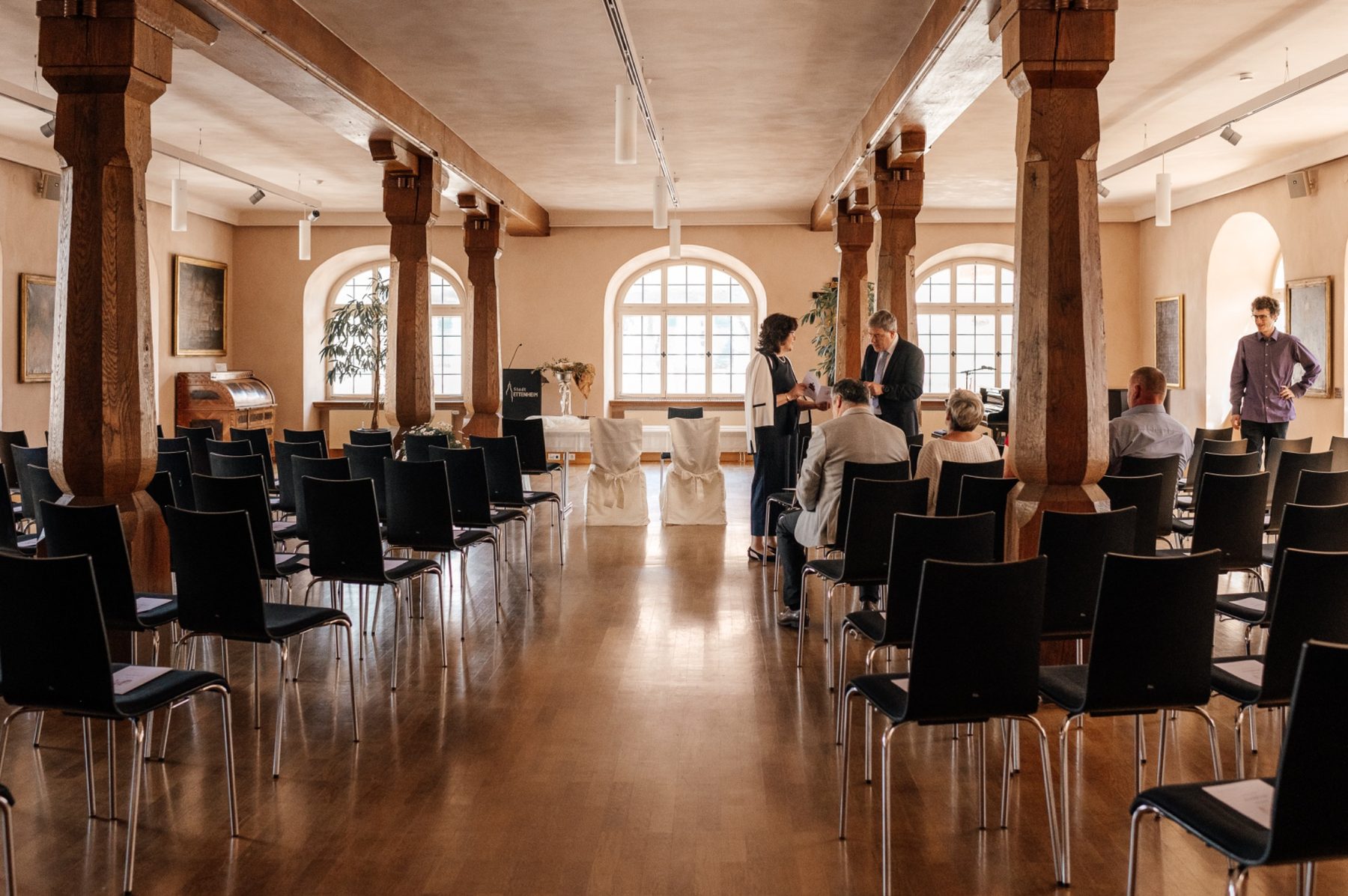 Festlich vorbereiteter Trausaal im Rathaus Ettenheim vor der standesamtlichen Trauung