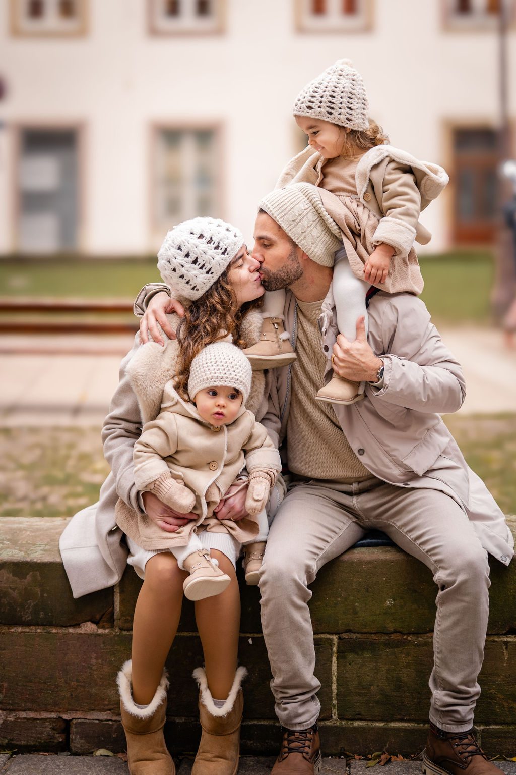 Familie beim Weihnachtsmarkt in der Altstadt von Strasbourg