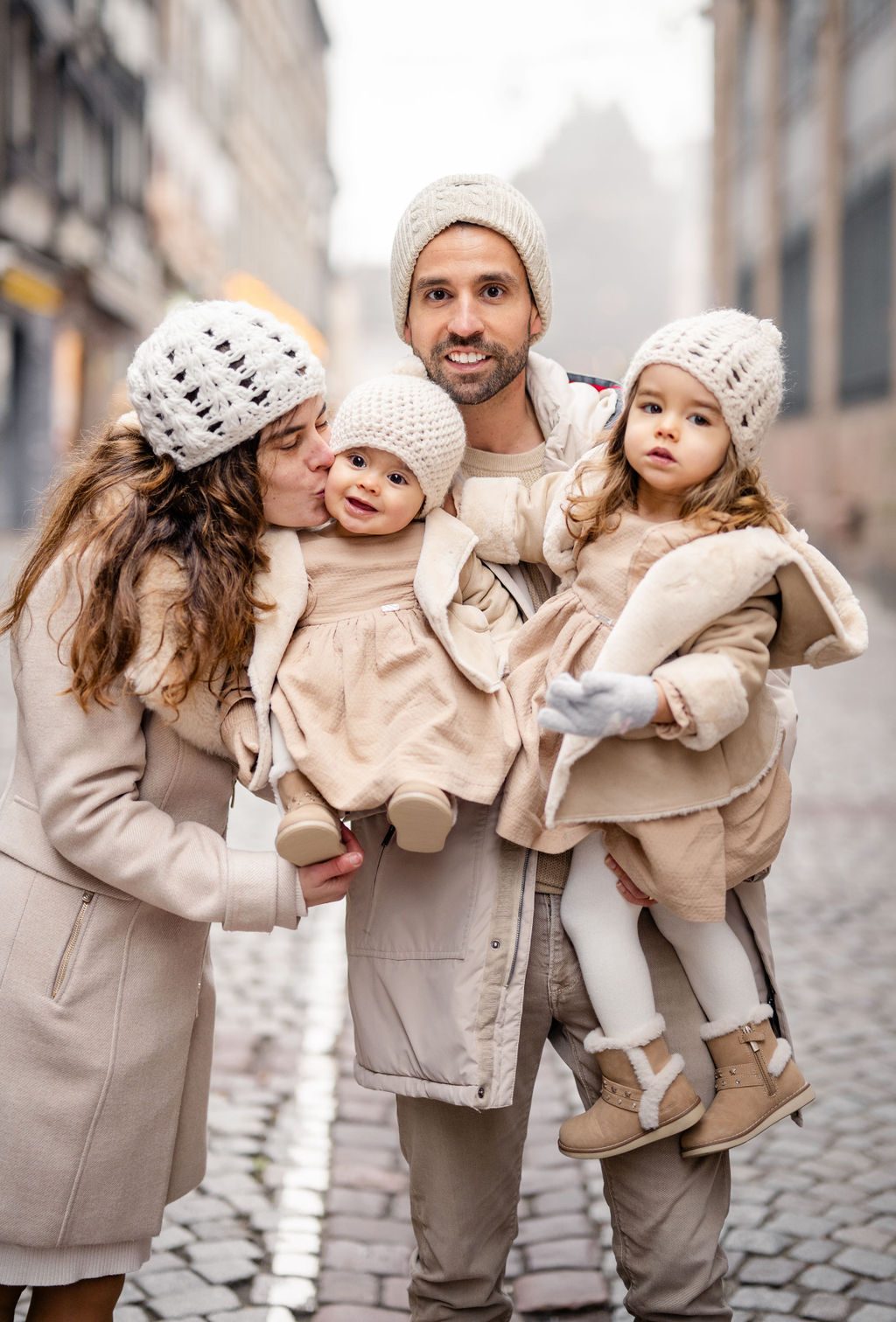 Eltern mit Baby und Kleinkind im Winter in Strasbourg