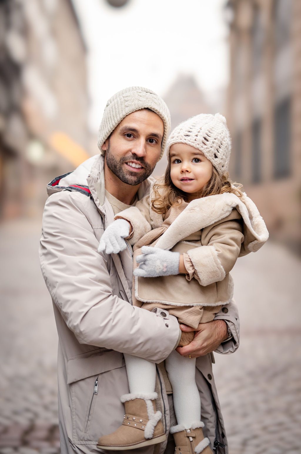 Mutter mit Kindern zur Weihnachtszeit in Strasbourg