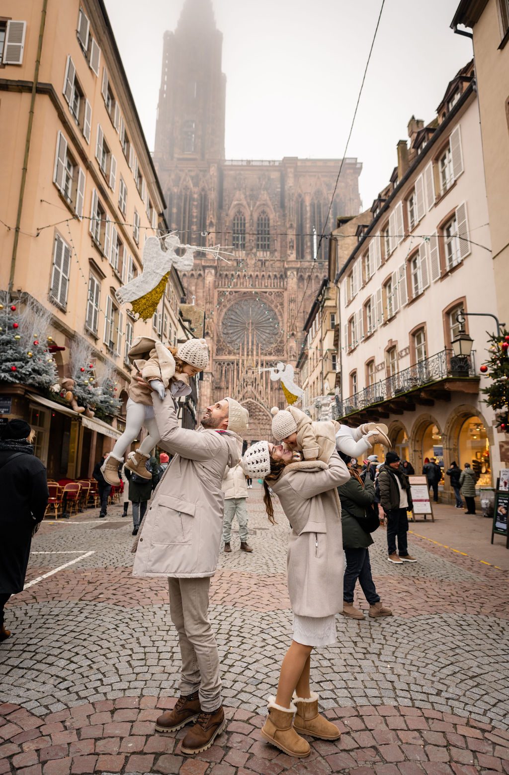 Mutter mit Kindern zur Weihnachtszeit in Strasbourg