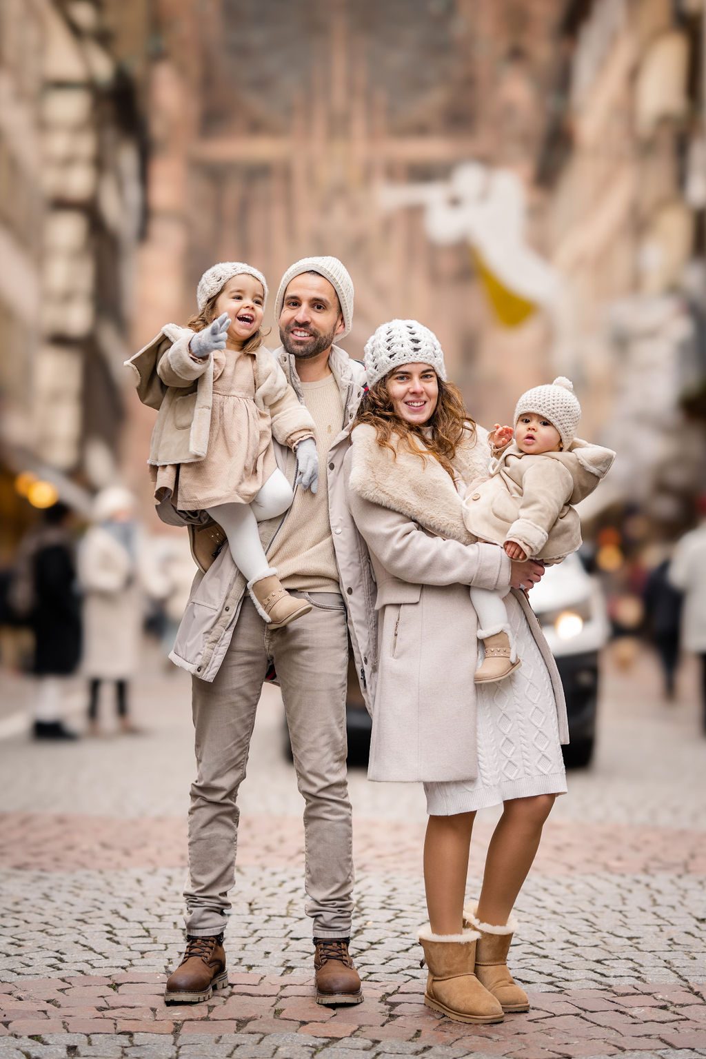 Vater hebt Kind hoch – Freude beim Familienshooting in Strasbourg