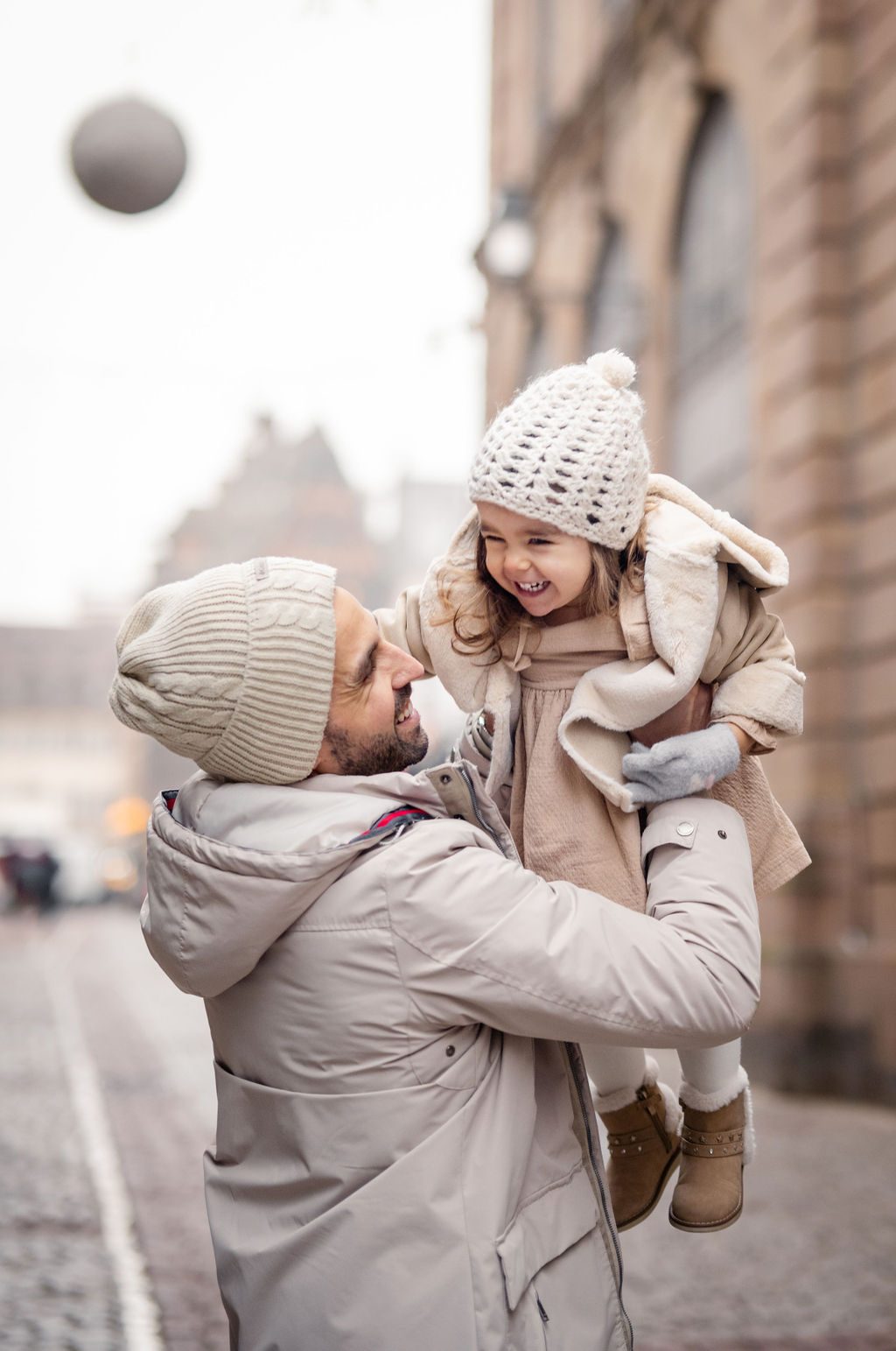Vater und Tochter lachen zusammen in Strasbourg im Winter