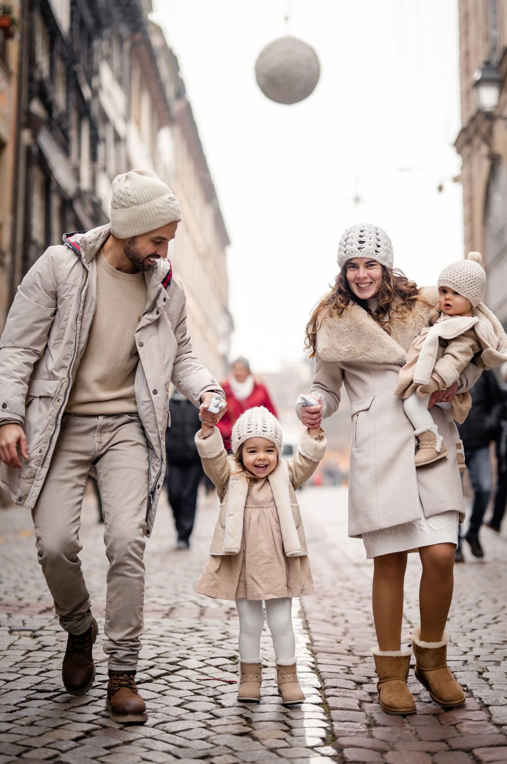 Familie beim Spaziergang durch die Altstadt von Strasbourg