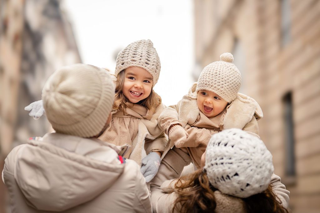 Kinder lachen beim Familienshooting in Strasbourg – Isabela Campos