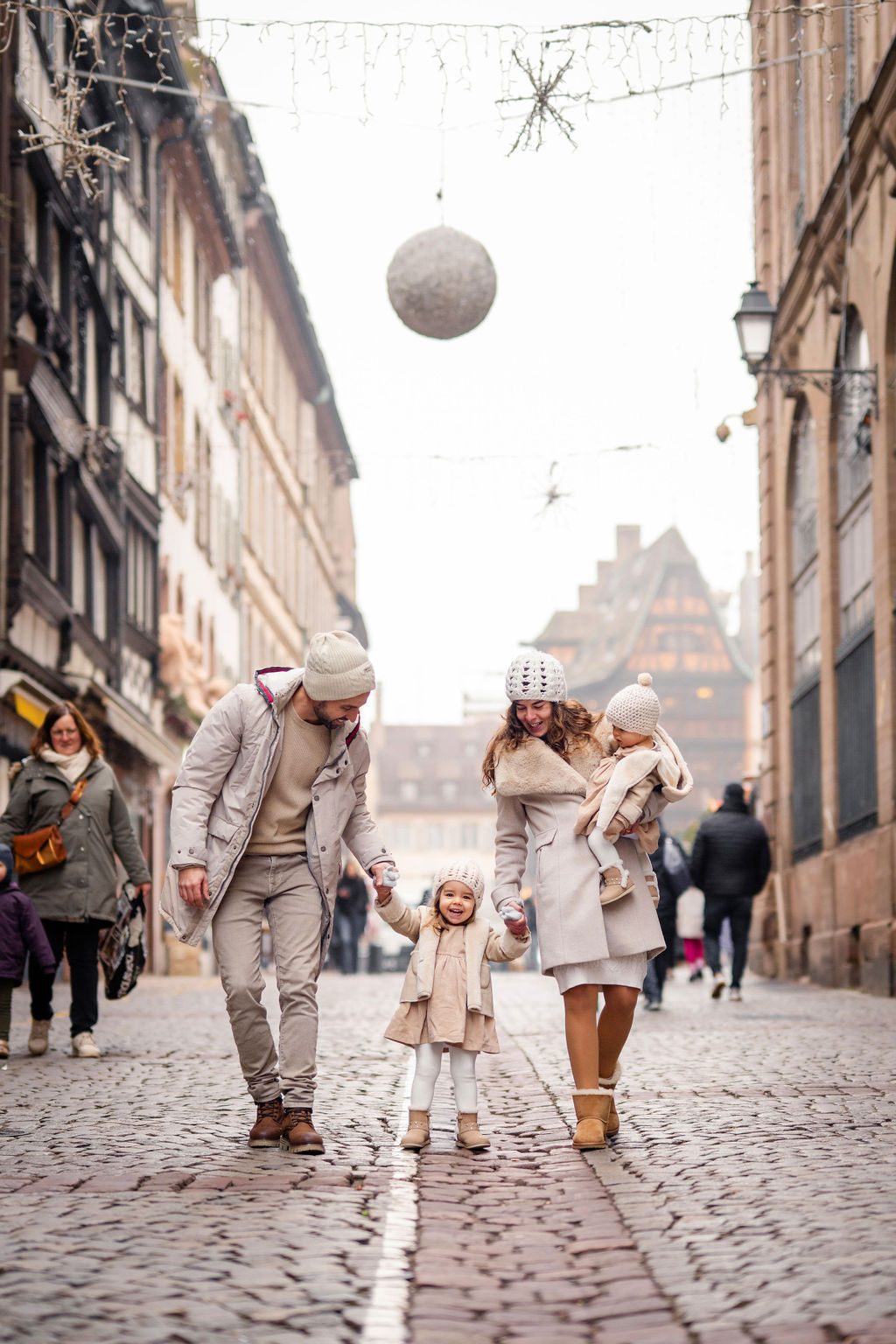 Familie spaziert durch die Altstadt von Strasbourg im Winter