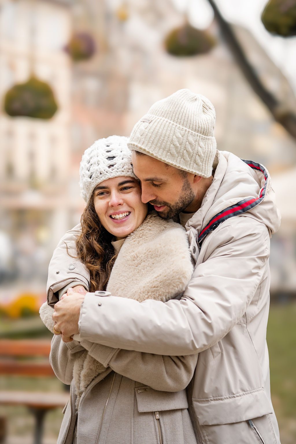 Lachendes Familienportrait im Winter in Strasbourg