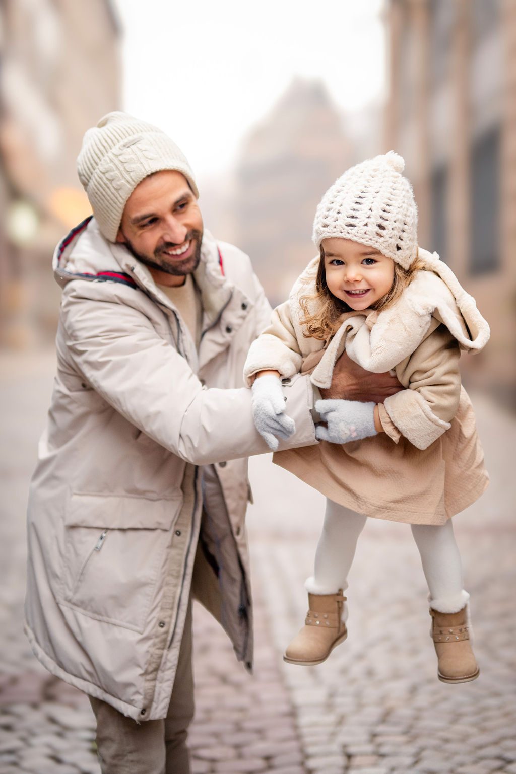 Natürliches Familienportrait in Strasbourg im Winter