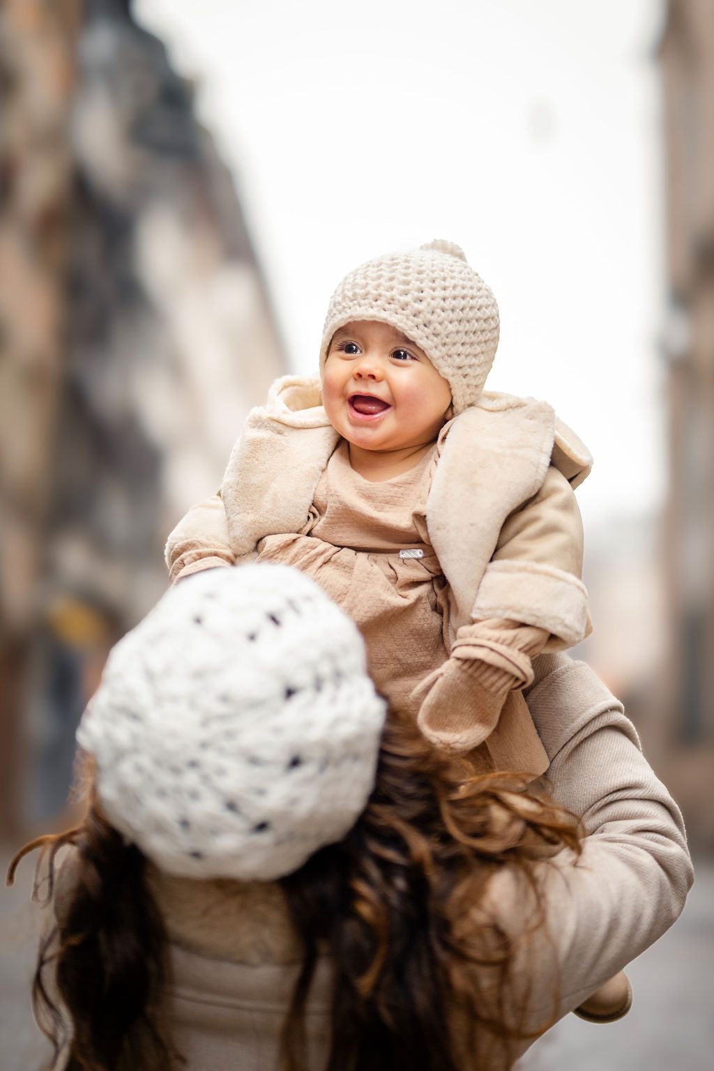 Kind lacht natürlich beim Familienshooting in Strasbourg