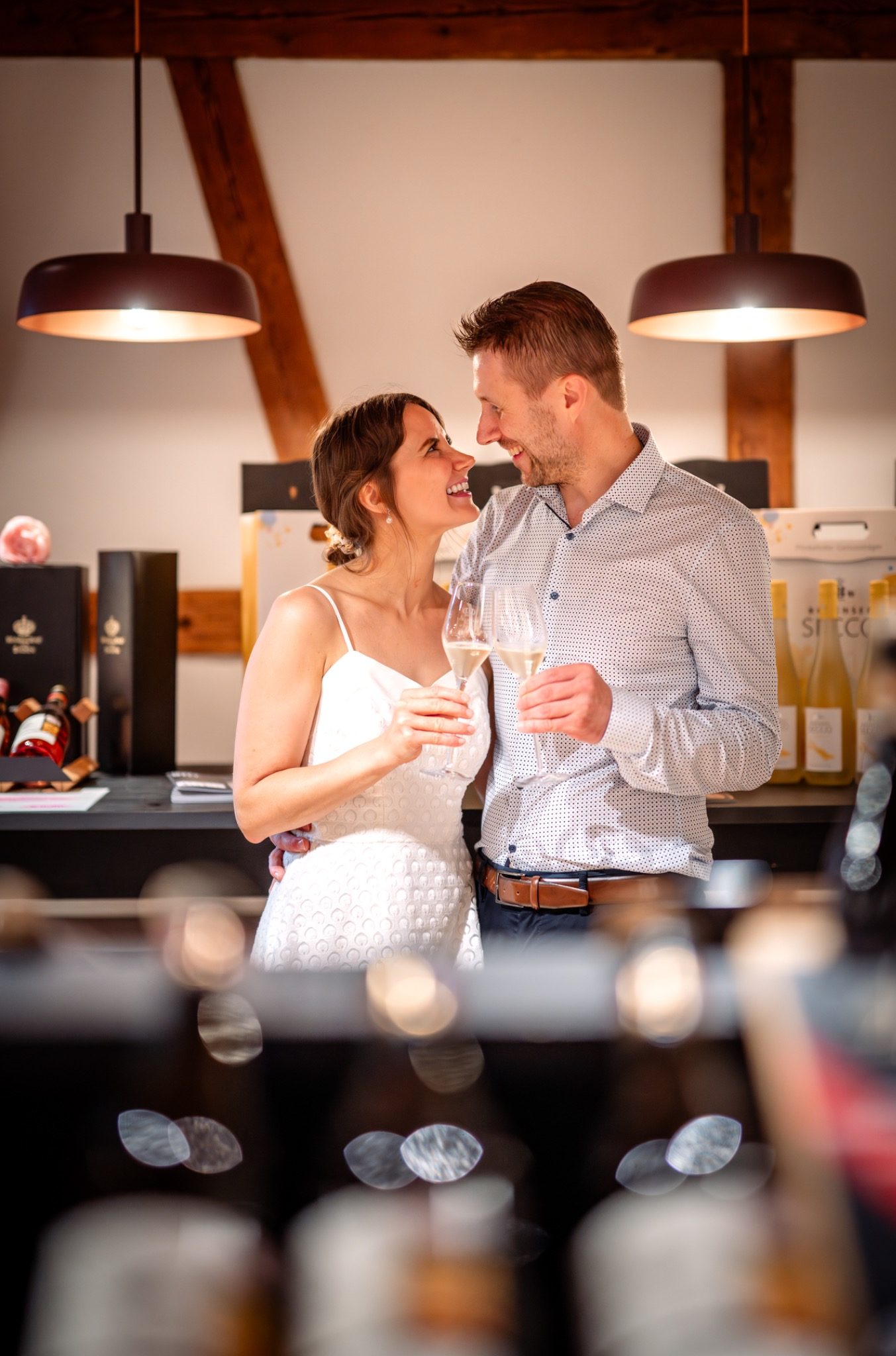 Blickkontakt im Weinberg Durbach – Verlobungsfotos