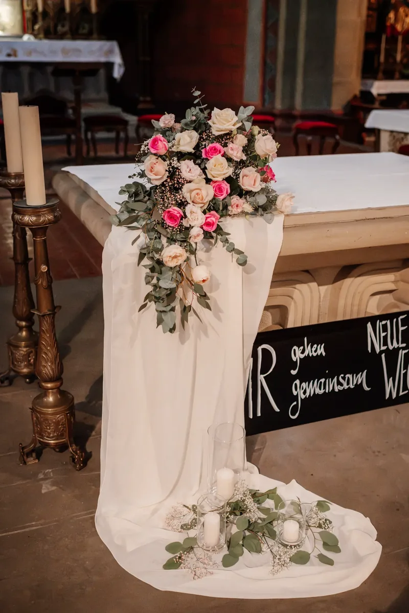 Floraler Altarschmuck bei der kirchlichen Hochzeit in Gengenbach