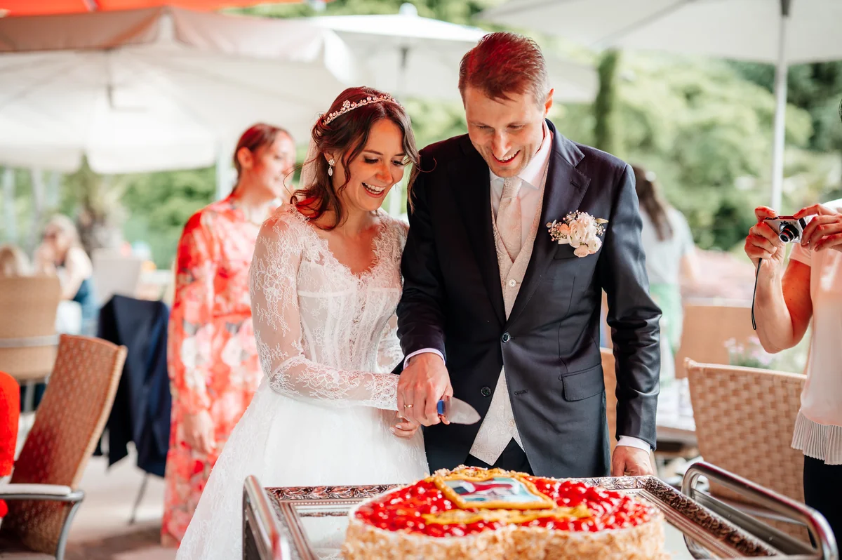 Sandra und Matthias beim Anschneiden ihrer Hochzeitstorte im Rebstock