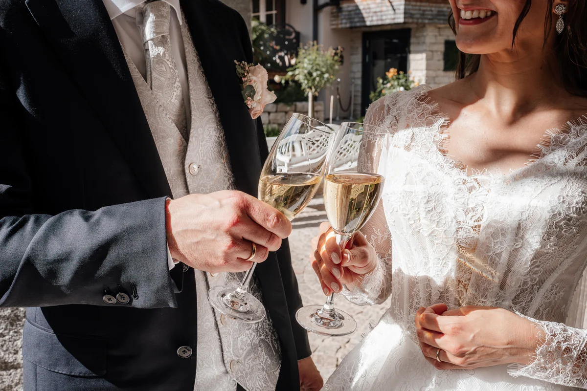 Sandra und Matthias stoßen auf ihre Hochzeit an