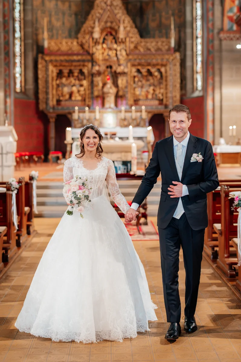Sandra und Matthias beim Auszug aus der Stadtkirche St. Marien