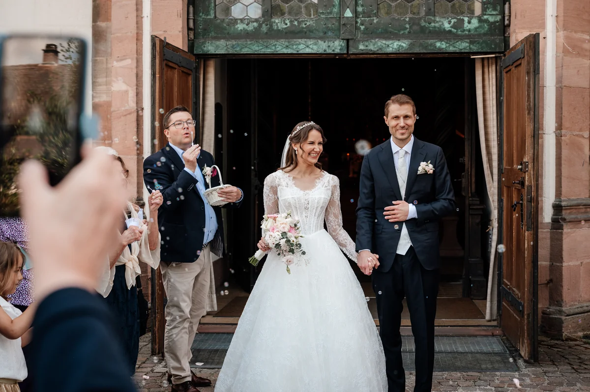 Sandra und Matthias beim Auszug aus der Stadtkirche St. Marien