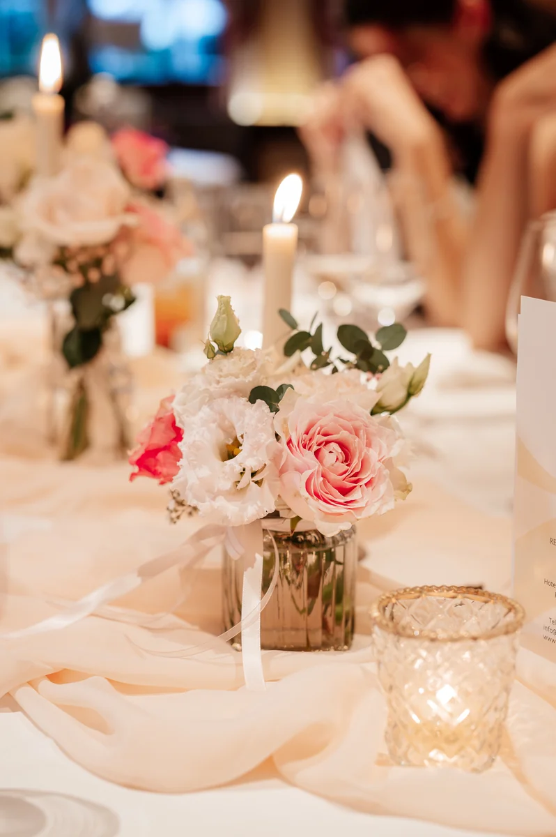 Florale Tischdekoration bei der Hochzeit im Rebstock Durbach