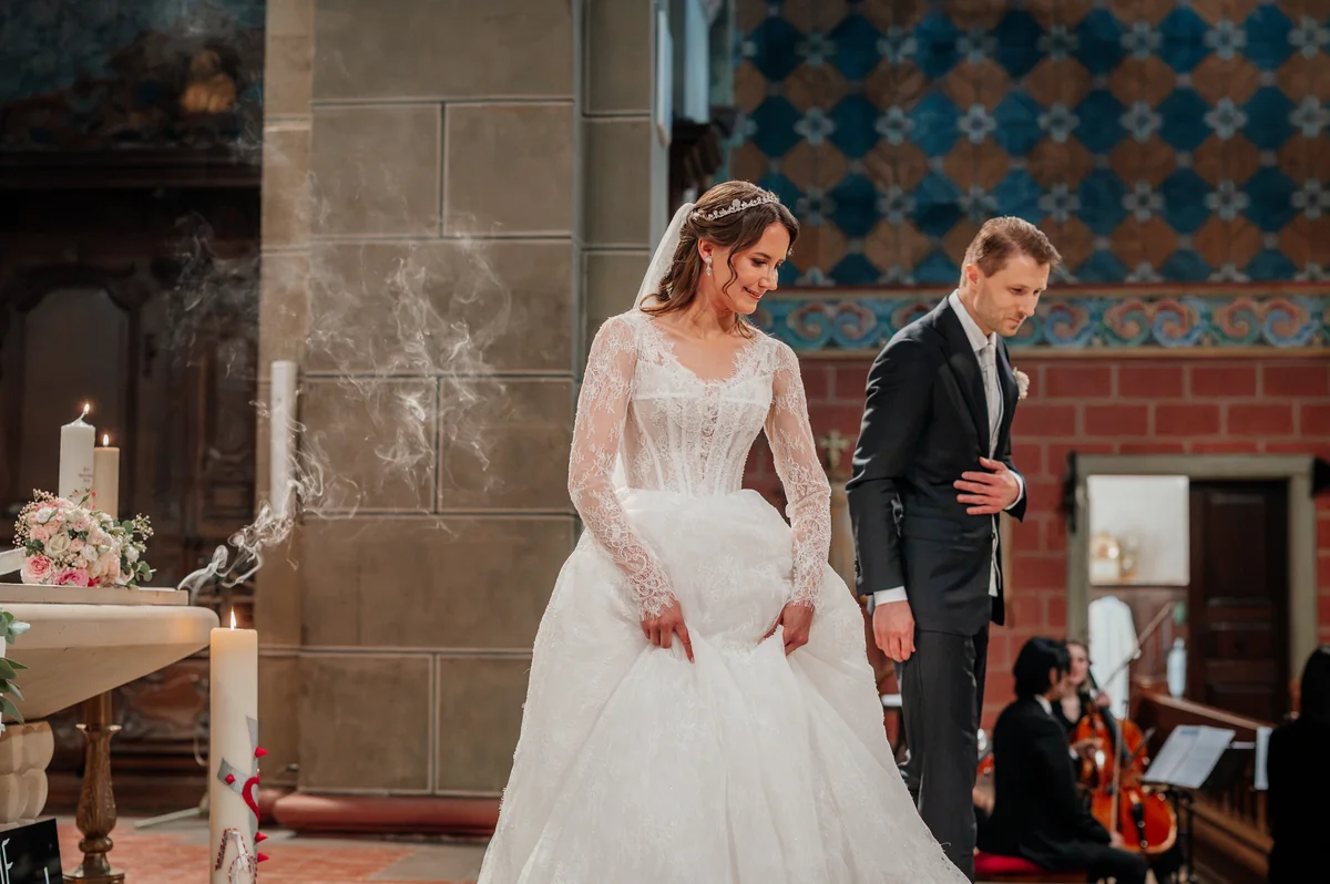 Sandra und Matthias am Altar ihrer kirchlichen Trauung