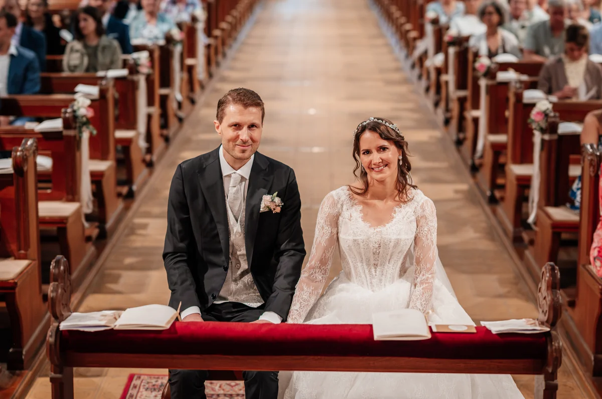 Sandra und Matthias auf der Kirchenbank während der Trauung