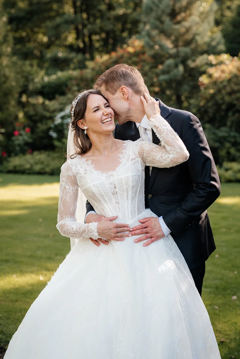 Sandra und Matthias bei einem Kuss im Garten