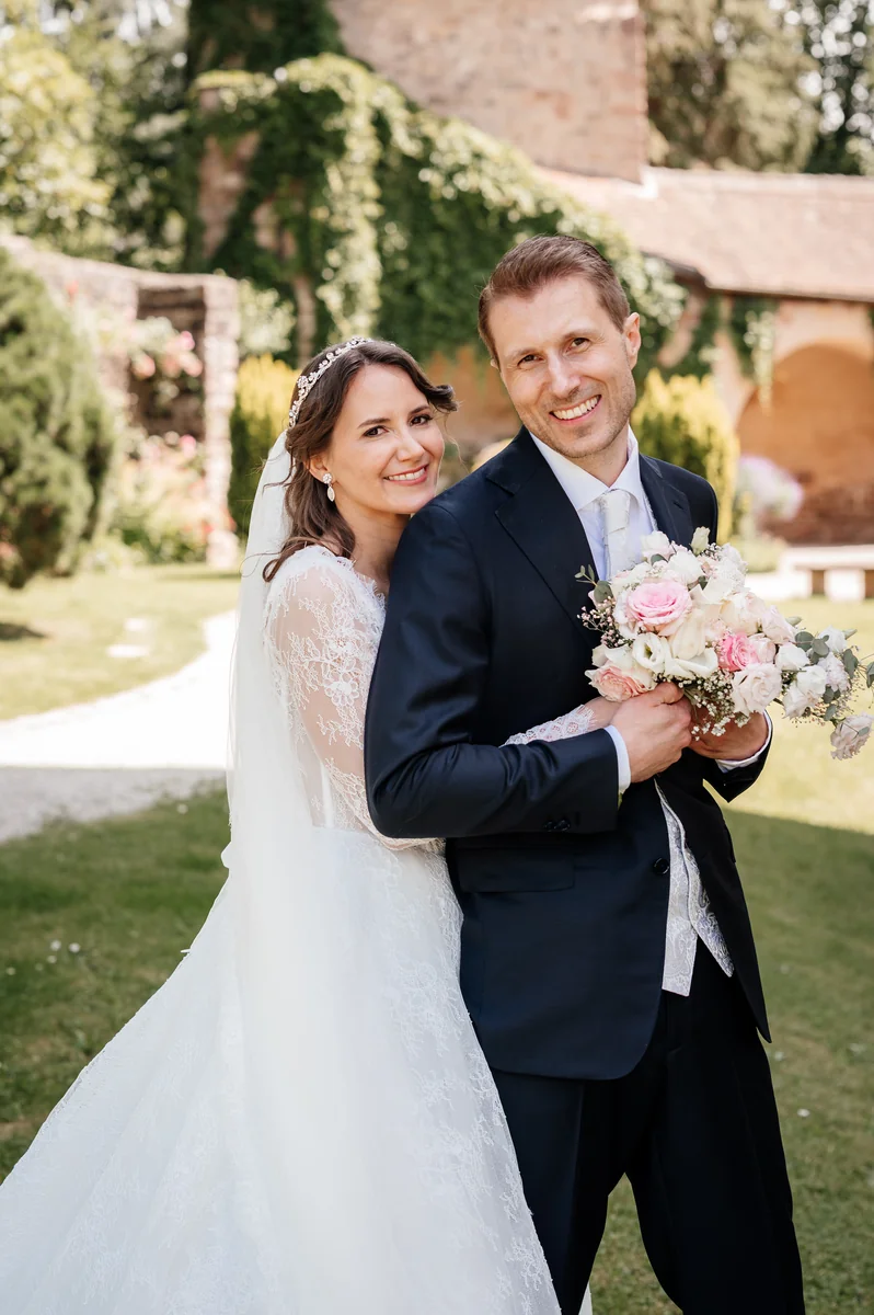 Natürliches Brautpaarportrait von Sandra und Matthias im Garten