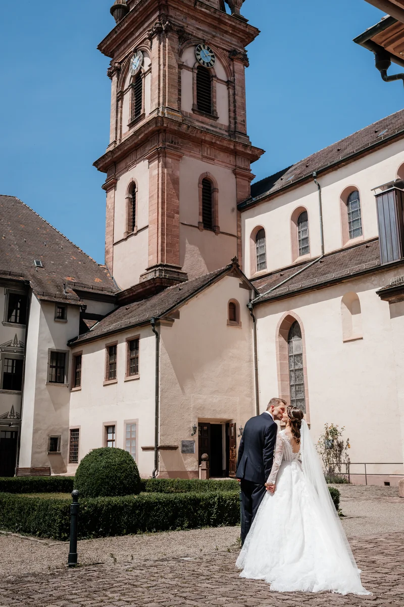 Sandra und Matthias vor der Stadtkirche St. Marien in Gengenbach