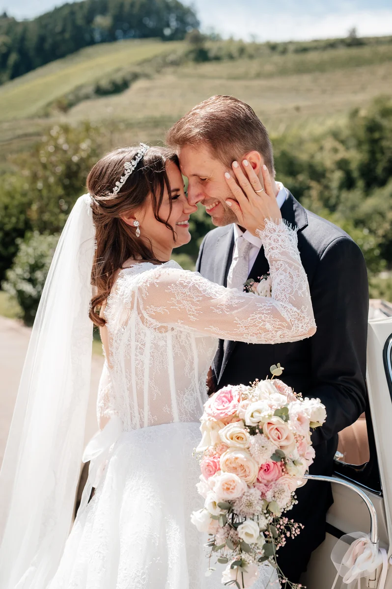 Sandra und Matthias bei natürlichen Brautpaarfotos in Durbach