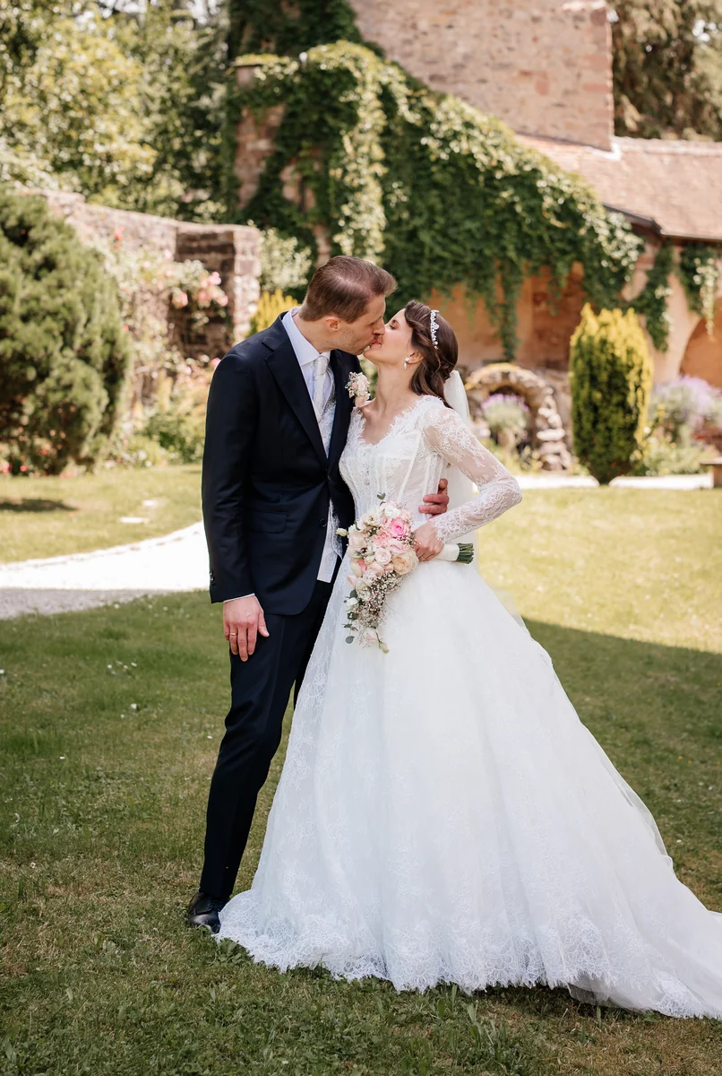 Sandra und Matthias bei Brautpaarfotos im Garten in Gengenbach