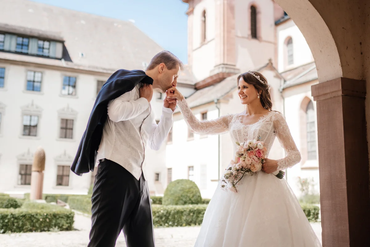 Sandra und Matthias bei ihren ersten Brautpaarfotos in Gengenbach