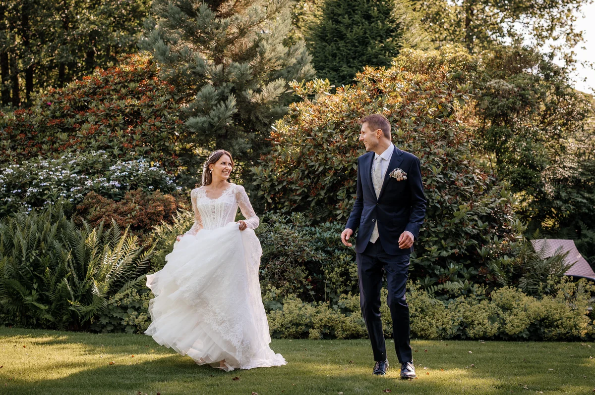 Sandra und Matthias bei einem Spaziergang im Garten in Durbach