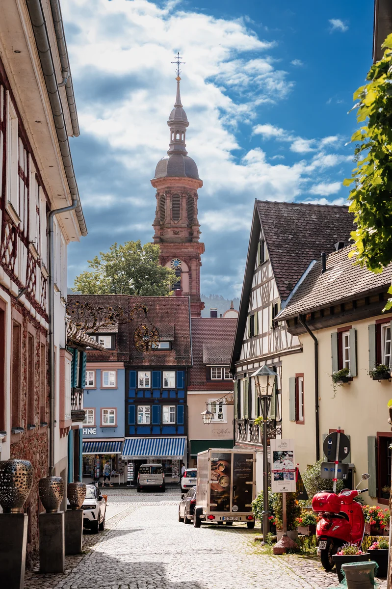 Blick durch die Altstadt von Gengenbach zur Stadtkirche St. Marien