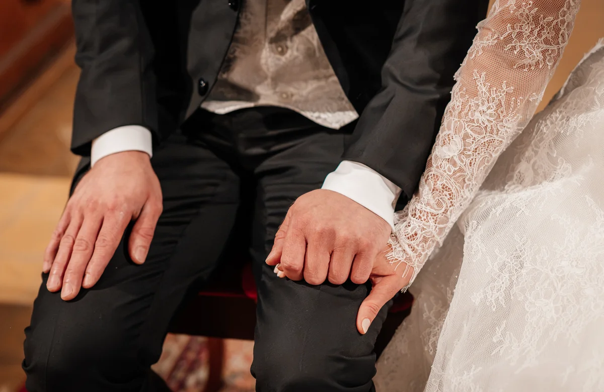 Die Hände von Sandra und Matthias während der Trauung
