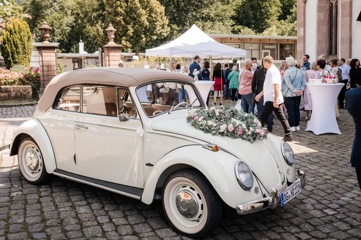 Klassisches Hochzeitsauto beim Sektempfang in Gengenbach