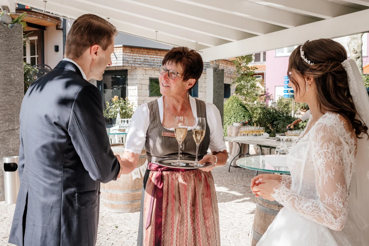Gäste im Gespräch bei der Hochzeitsfeier im Rebstock Durbach