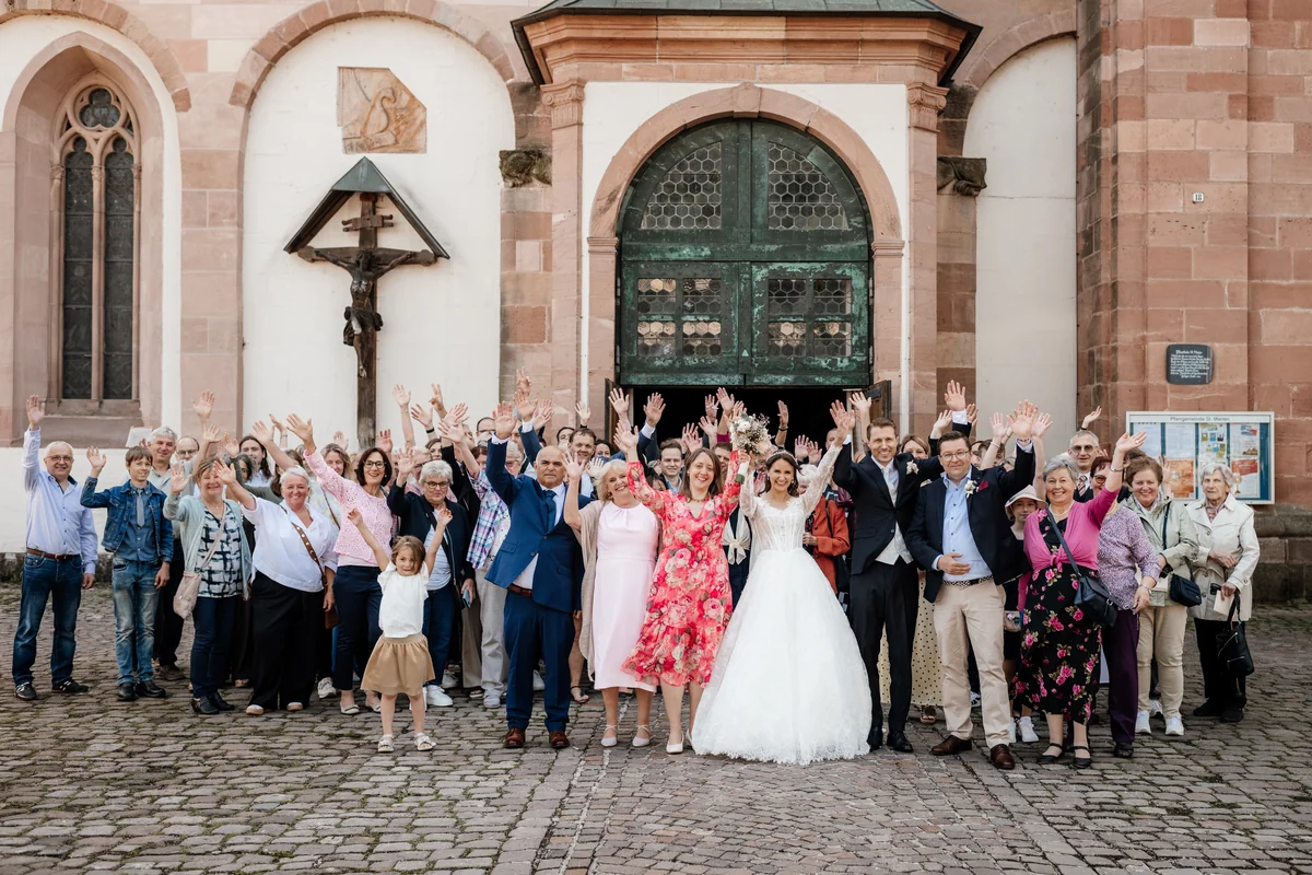 Hochzeitsgesellschaft vor der Stadtkirche St. Marien in Gengenbach