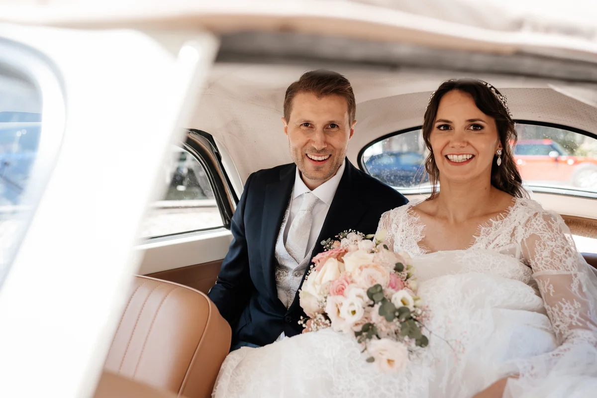 Sandra und Matthias im Hochzeitsauto nach ihrer Trauung in Gengenbach