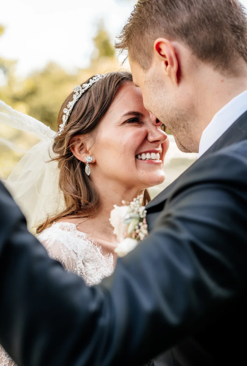 Inniger Moment von Sandra und Matthias im Garten