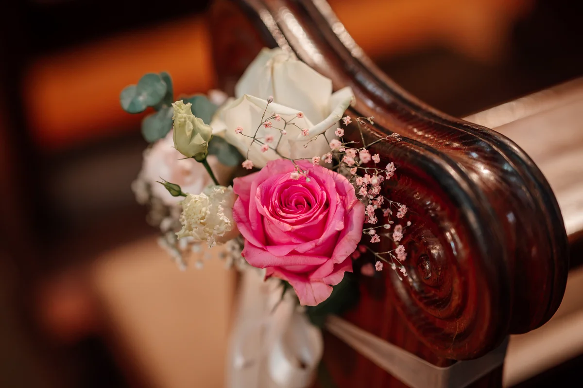 Florale Dekoration an der Kirchenbank bei der Hochzeit in Gengenbach
